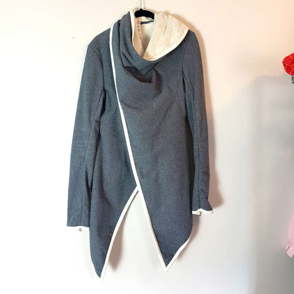 Lululemon Presence of Mind fleece wrap jacket sz 6 gray cream